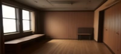 年轻动漫迷在舒适卧室中用平板电脑追番，屏幕上显示91动漫APP界面，温馨灯光下沉浸追番的惬意氛围